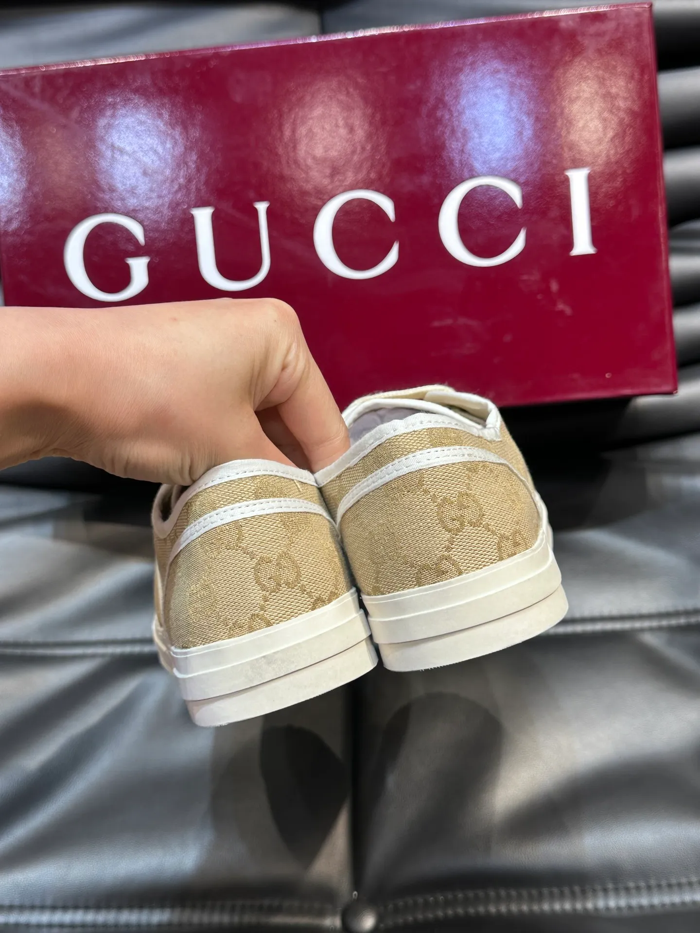 Men's shoes 💰p360 "GUUC*" Couple model 👫GG printed canvas sneakers, this sneaker is from the Gucci Lido series, and its design is inspired by the summer style and beach clubs of the Italian coast. The early autumn series reinterprets the brand's classic design elements and exquisite patterns from a modern perspective. These low-top sneakers are crafted from the brand's original fabric, the classic GG printed canvas, with a slightly distressed effect around the rubber sole. The GG pattern and logo are cleverly integrated into the sole, and the toe is embellished with an embossed Gucci logo. The towel insoles are decorated with brand logo leather labels, are light, comfortable and breathable for the feet, and come with a full set of original packaging! Size: Female 35-40 Male 38-45 (46 customized)